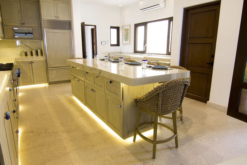 Fully equipped kitchen with bar seating of 6