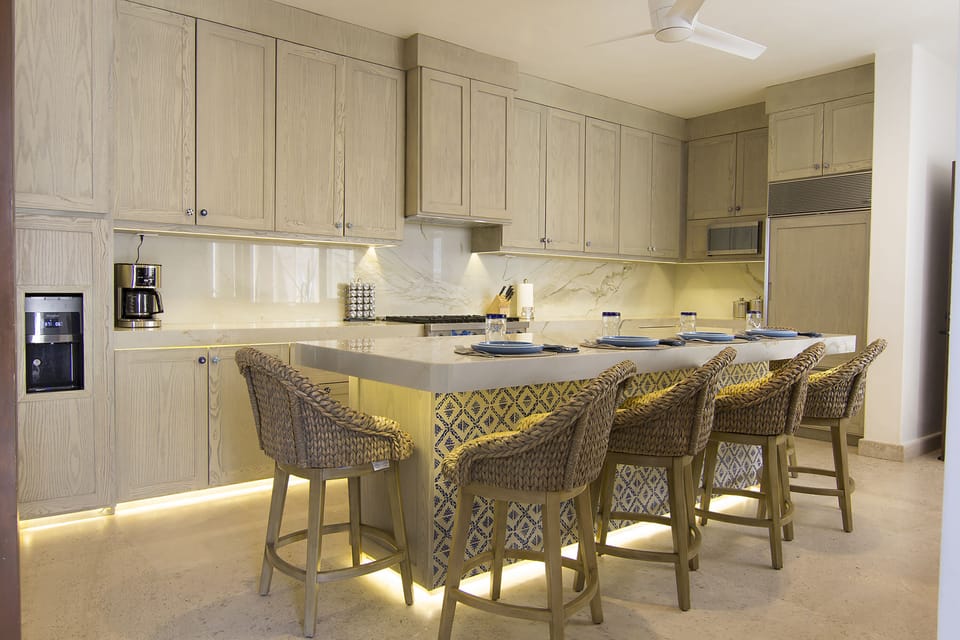 Fully equipped kitchen with bar seating of 6