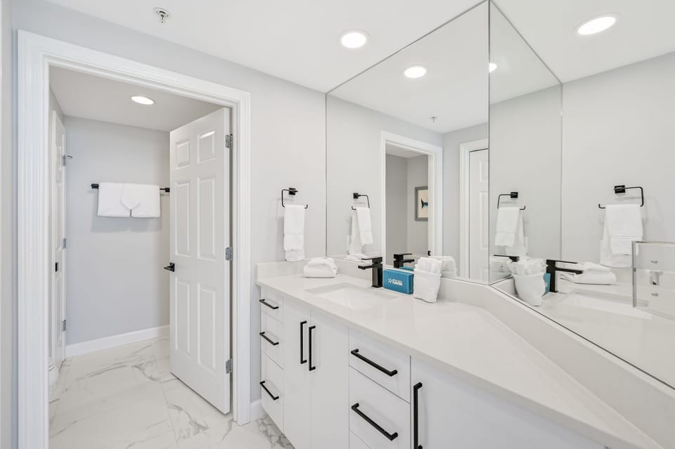 Guest Bathroom (en suite)