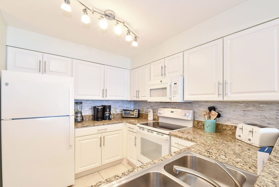 Pelican Beach Resort 2016- Fully Equipped Kitchen