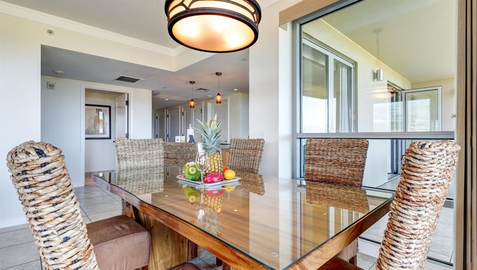 Host a dinner at this gorgeous dining table for up to 6 people