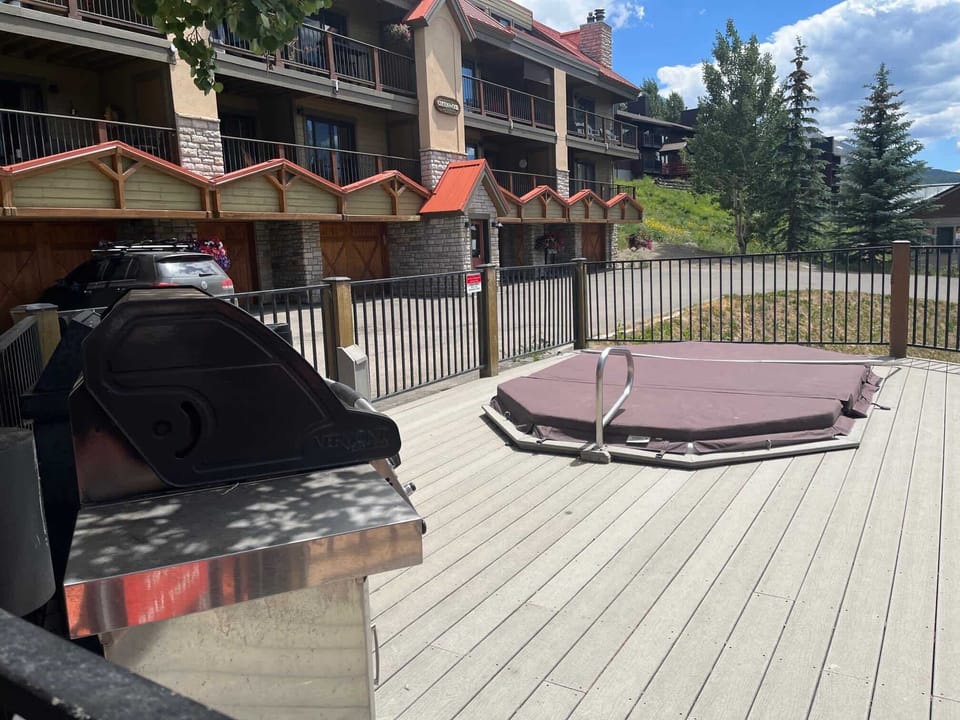 Shared hot tub/grill area