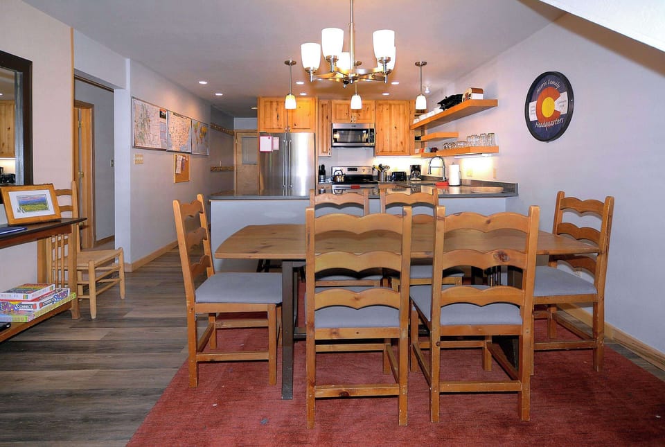 Dining w/seating for 8