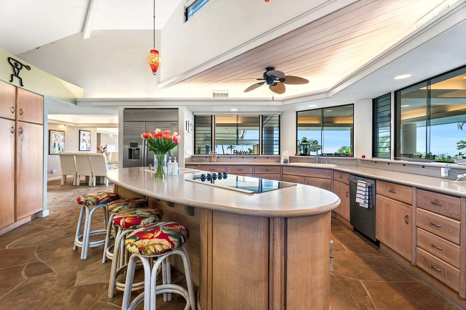 Unique circular layout with high ceilings, large island seating