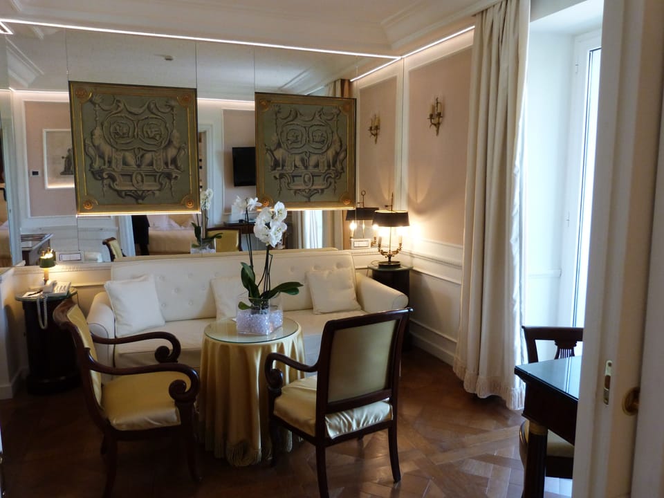 Classic Suite, Balcony, Sea View | Living room