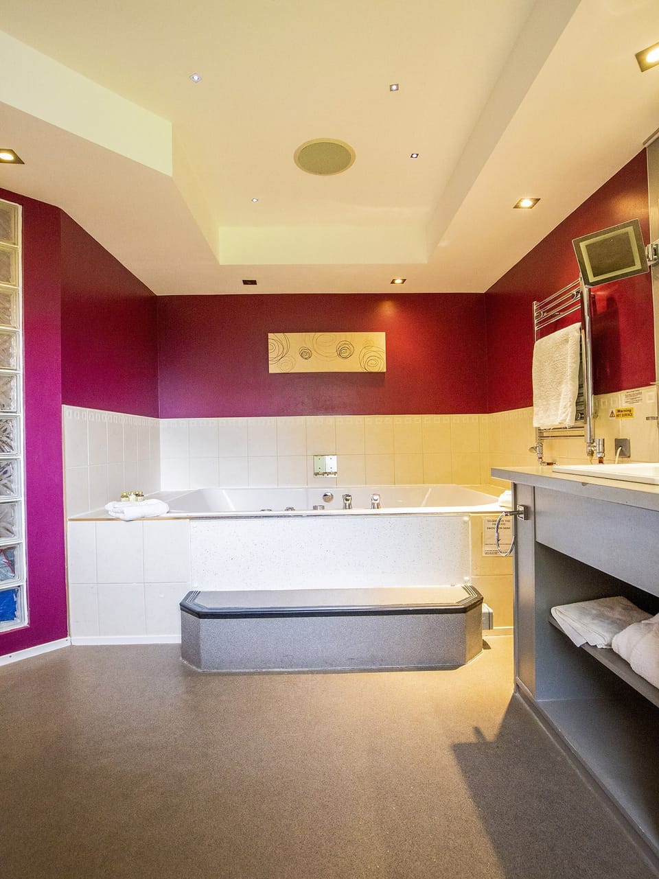 Superior Suite, 1 Queen Bed | Bathroom | Combined shower/tub, free toiletries, hair dryer, towels