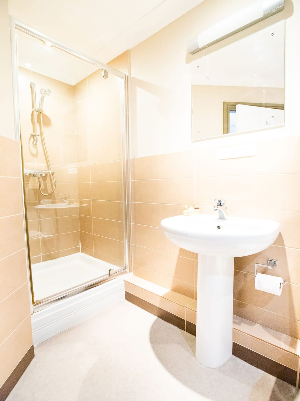 Deluxe Double Room | Bathroom | Combined shower/tub, free toiletries, hair dryer, towels