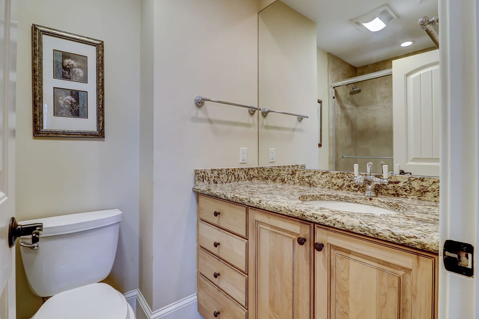 2nd Floor King Suite Full Bathroom