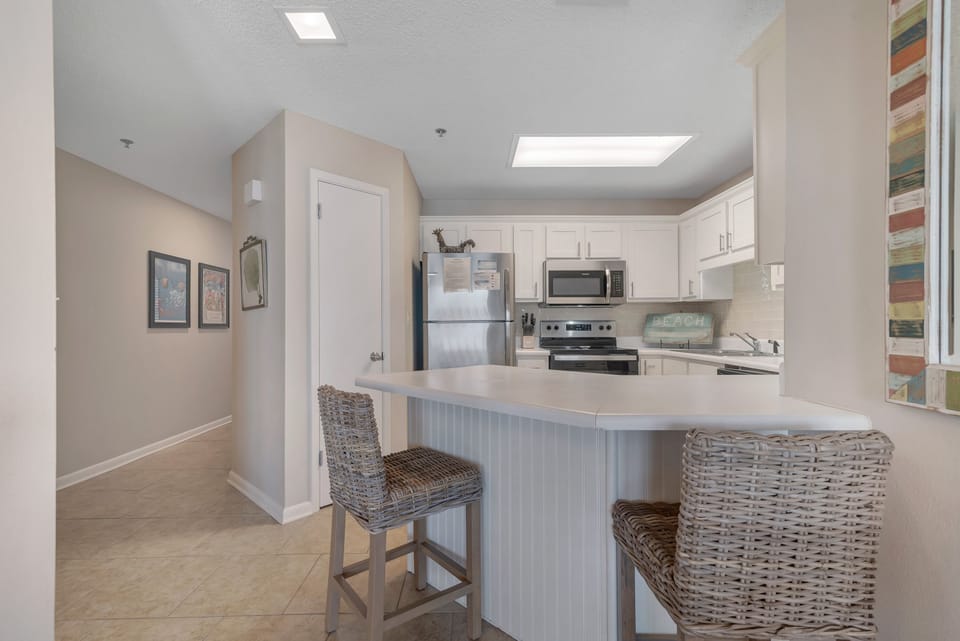 Full Size Kitchen complete with a Breakfast Bar