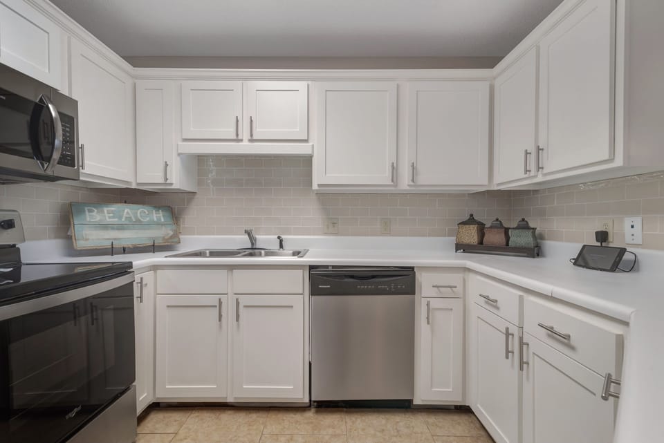 Full Size Kitchen complete with a Breakfast Bar