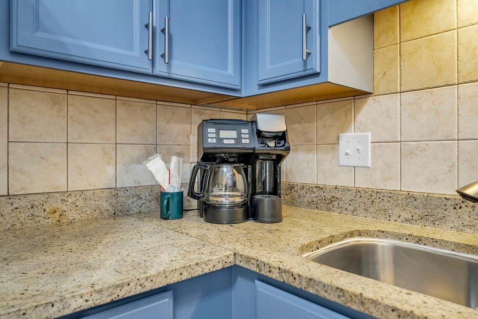 Dual Coffee Maker With Pot and Single Serve