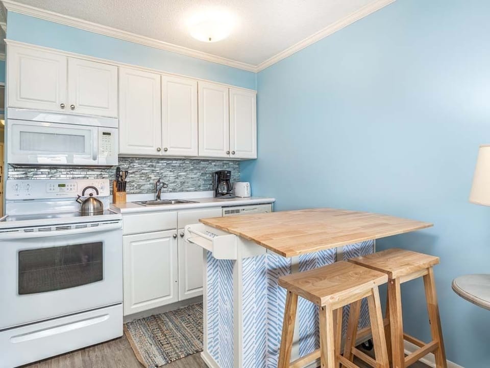Fully equipped kitchen including dishwasher