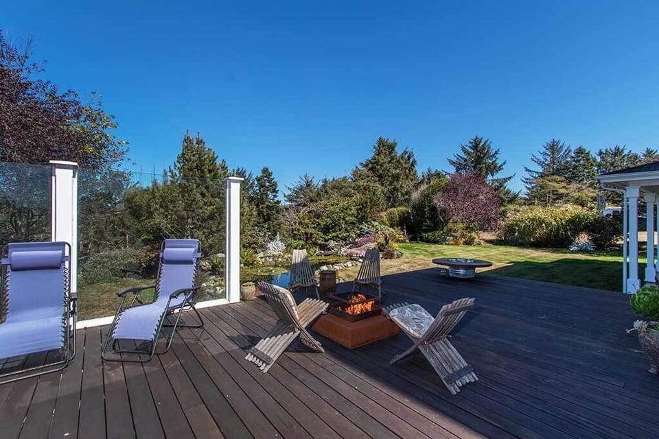 Gather round the gas fire-pit and roast marshmallows!