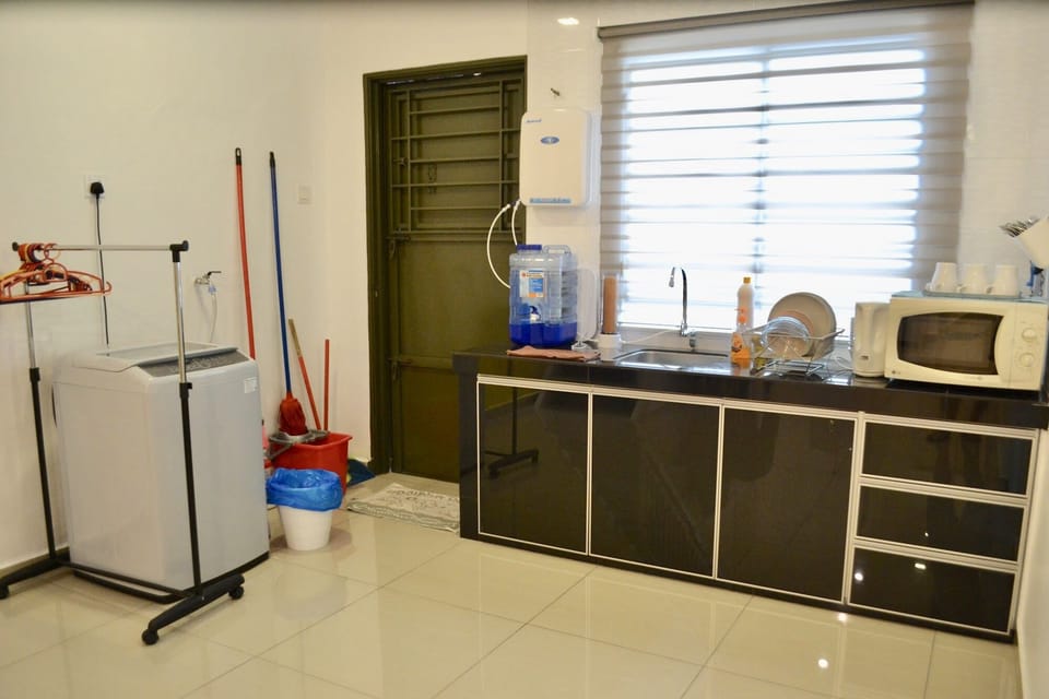 Coffee/tea maker, full-size fridge, microwave, stovetop