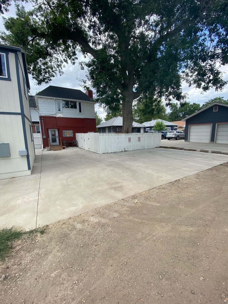 3+ car private parking lot