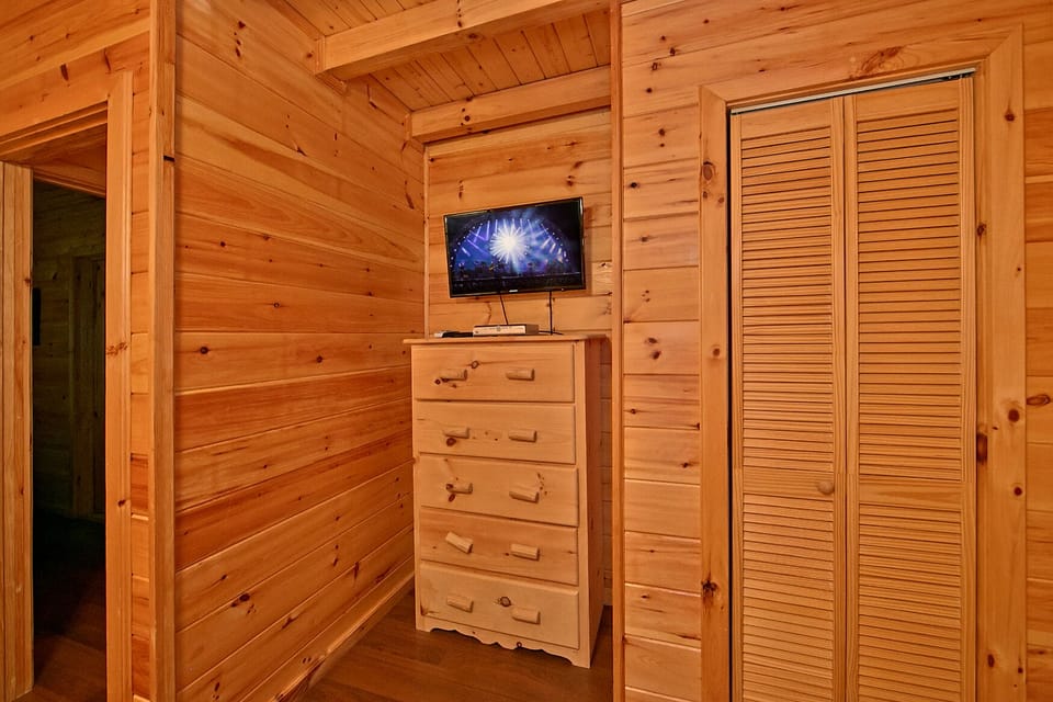 Cabin has a huge 2 person shower. Relax on the wooden rocking ch - This incredible cabin located off of Bird's Creek is just minutes from Dollywood, Pigeon Forge, Gatlinburg and the Arts and Crafts Community. This cabin sits on over 1.5 acres of ground and offers seclusion and wooded beauty.