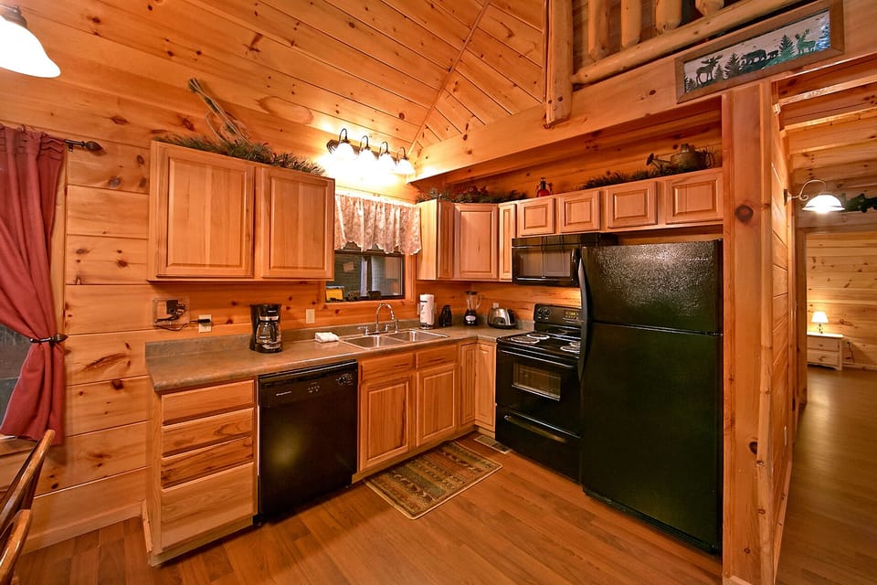 Cabin has a huge 2 person shower. Relax on the wooden rocking ch - This incredible cabin located off of Bird's Creek is just minutes from Dollywood, Pigeon Forge, Gatlinburg and the Arts and Crafts Community. This cabin sits on over 1.5 acres of ground and offers seclusion and wooded beauty.