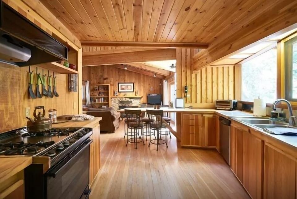 Kitchen and dining area. - Kitchen and dining area.