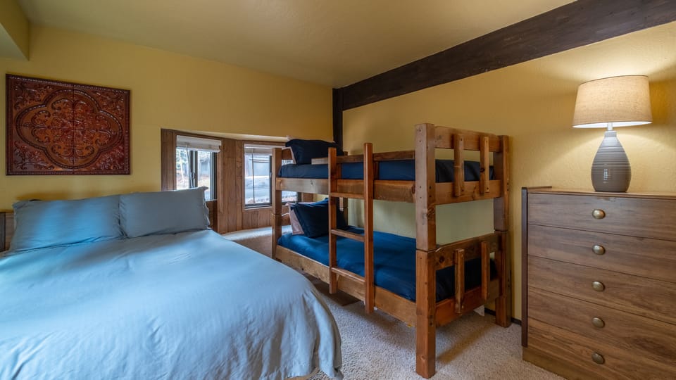 Bedroom 3, 1 Queen 2 Twins, Sleeps 4