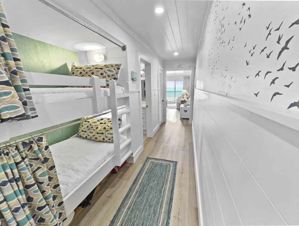 Endless Waves -208 ES | Hallway Bunks | Sleeps 2