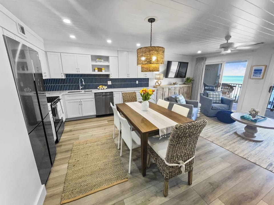 Endless Waves 208 | Dinning & Living Area