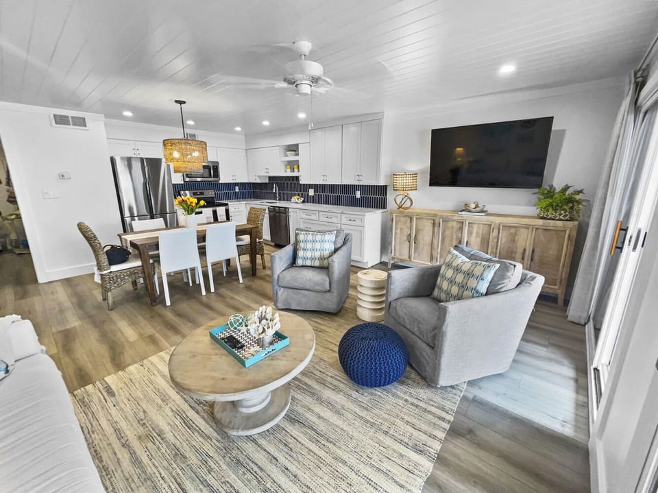 Endless Waves 208 | Living & Dinning Area