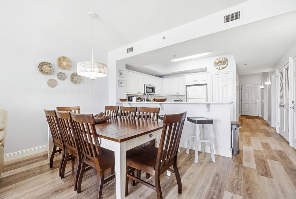 Summer Place #503 Dining Area
