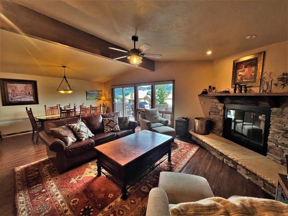 Living Room w/Fireplace