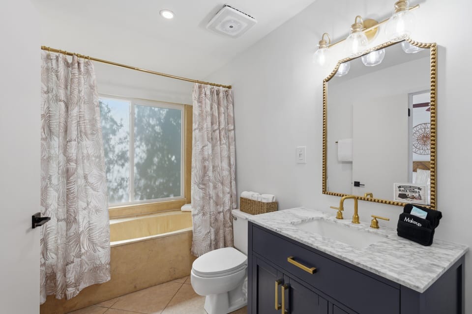 Ensuite Master Bathroom With Tub/Shower Combo