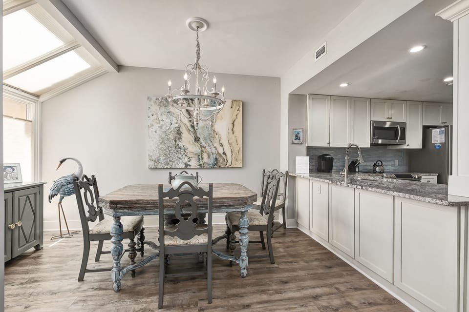 Dining Area & Kitchen