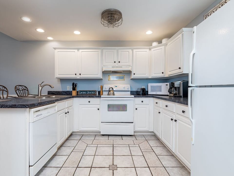 Fully Equipped Kitchen with Breakfast Bar
