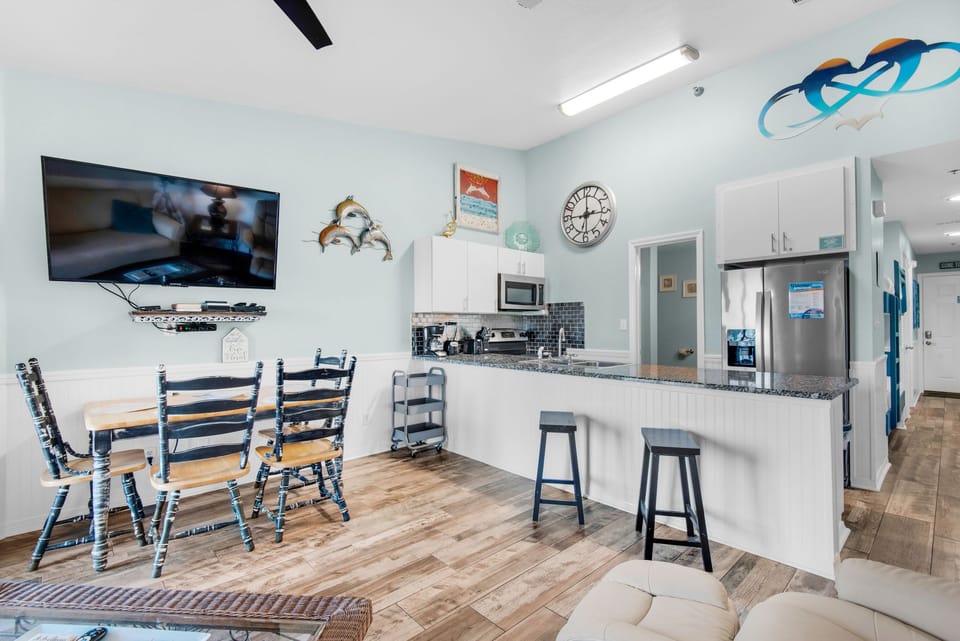 Dining and eat-in bar seating
