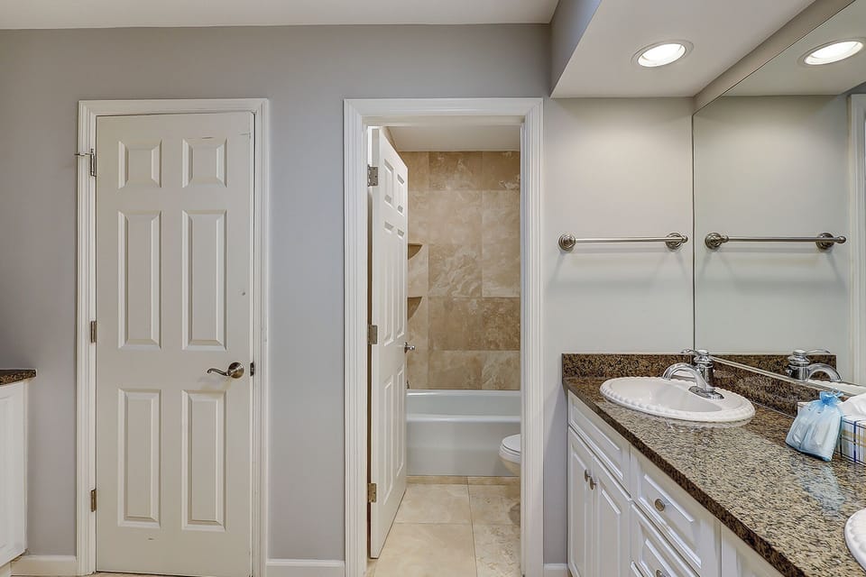 King Suite Full Bathroom