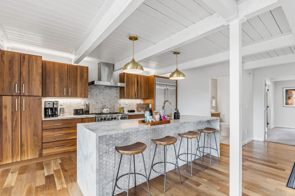 Kitchen: Stainless steel appliances, bar seating for 4, gas range, coffee maker, kettle