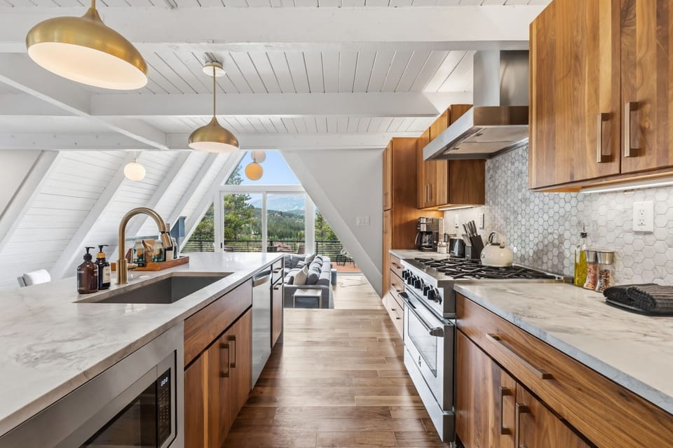 Kitchen: Stainless steel appliances, bar seating for 4, gas range, coffee maker, kettle