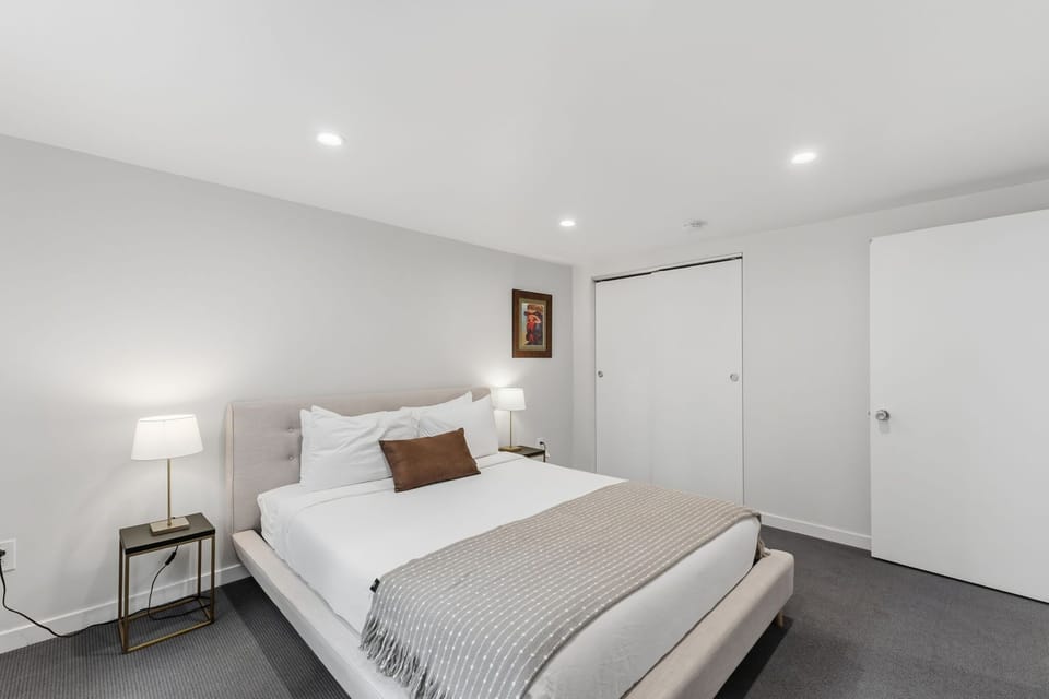 Bedroom 4: Queen bed, lower level 