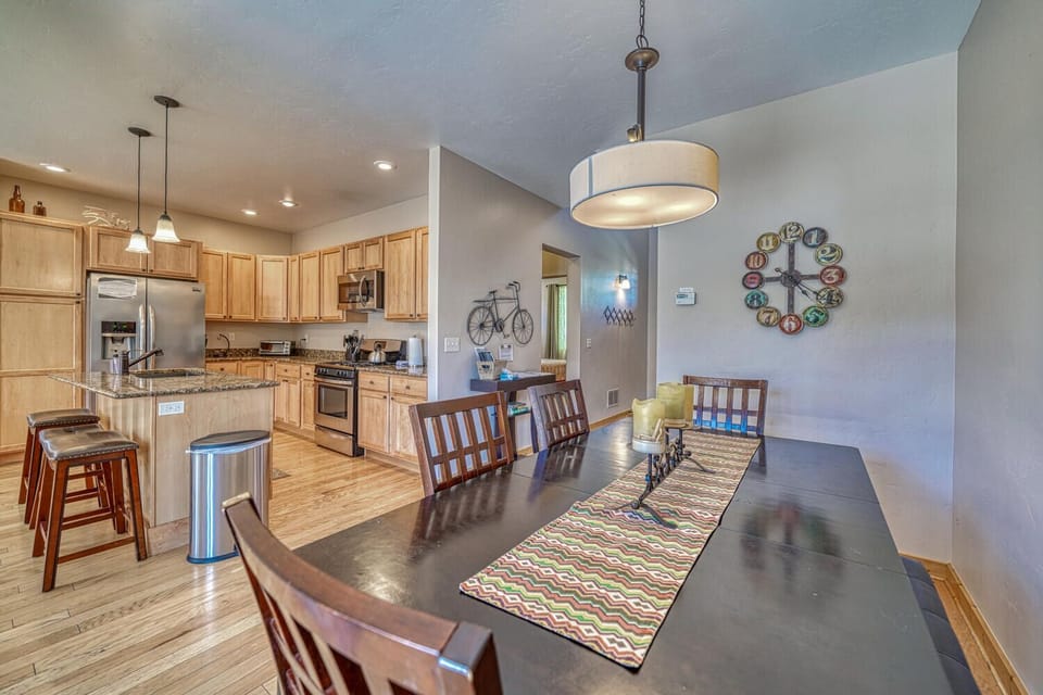 ~Open Dining and Kitchen Area
~Dining Table seating for 6