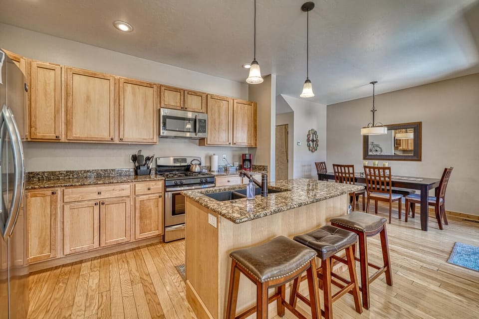 ~Open Dining and Kitchen Area
~Dining Table seating for 6
~Island Seating for 3