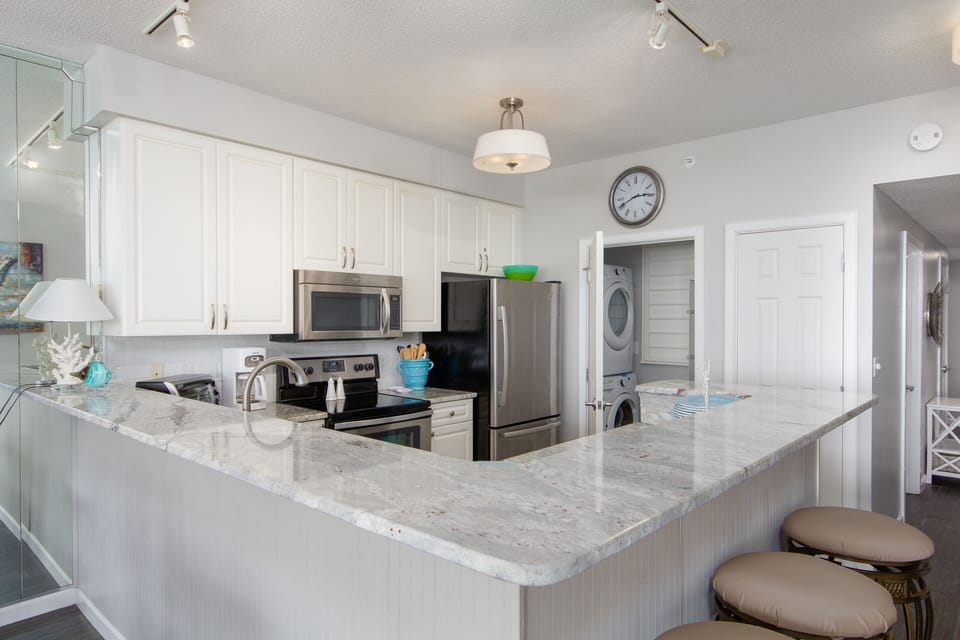 Kitchen - Additional Seating For 3 At The Bartop.