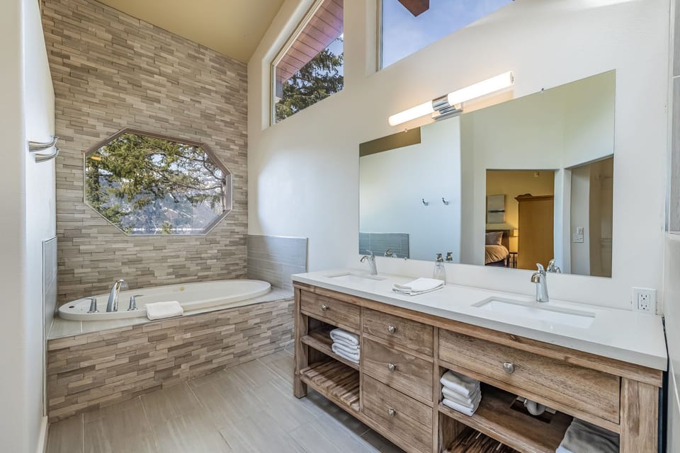 Main Floor : En-Suite Bathroom to Bedroom 1 with Soaking Tub + Double Vanity + Amazing Lake Views