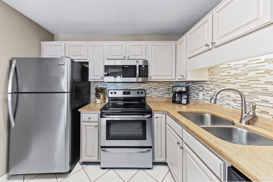 Updated Fully Equipped Kitchen with Granite Countertops and Stainless Steel Appliances