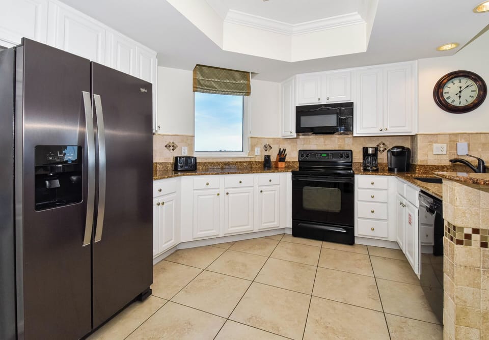 Silver Beach Towers W1501 - Kitchen