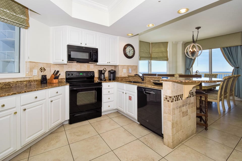 Silver Beach Towers W1501 - Kitchen