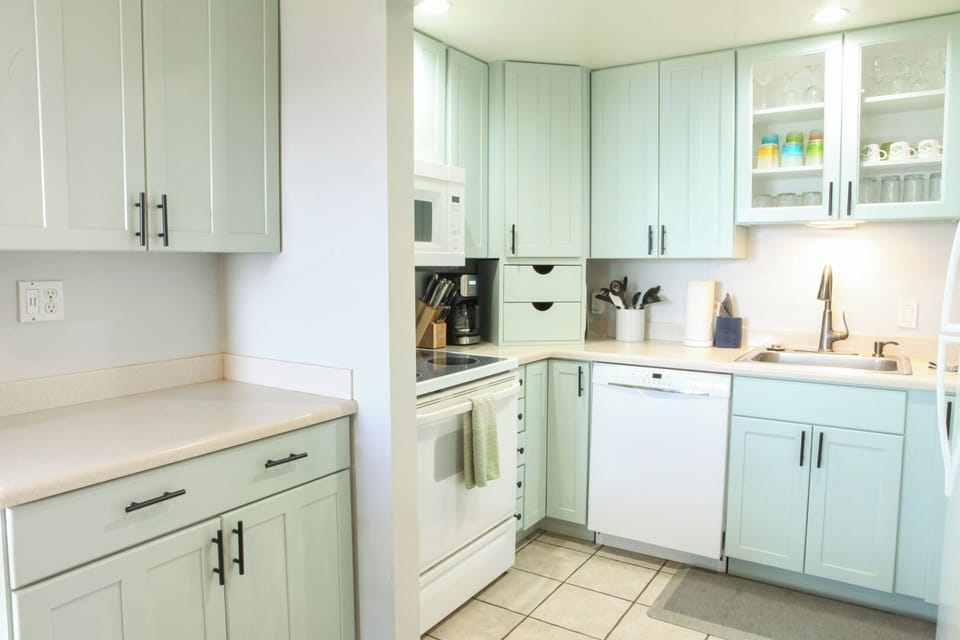 B10 Kihei Sands Beachfront Condominiums - Your kitchen is fully stocked for all your food preparation needs.