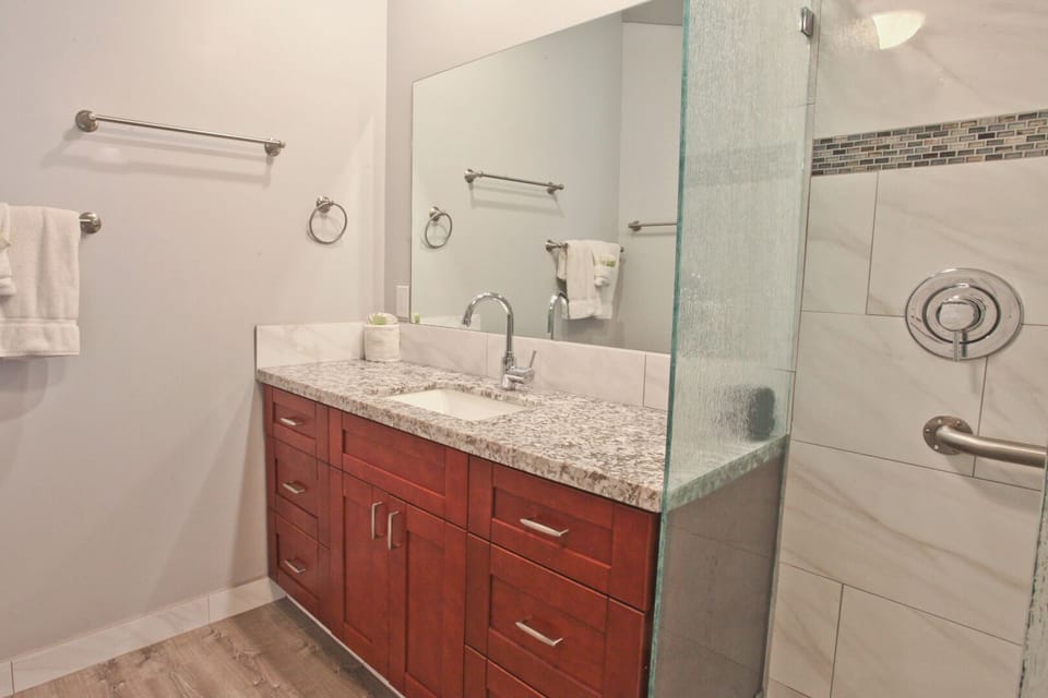 B10 Kihei Sands Beachfront Condominiums - Totally remodeled master bathroom.