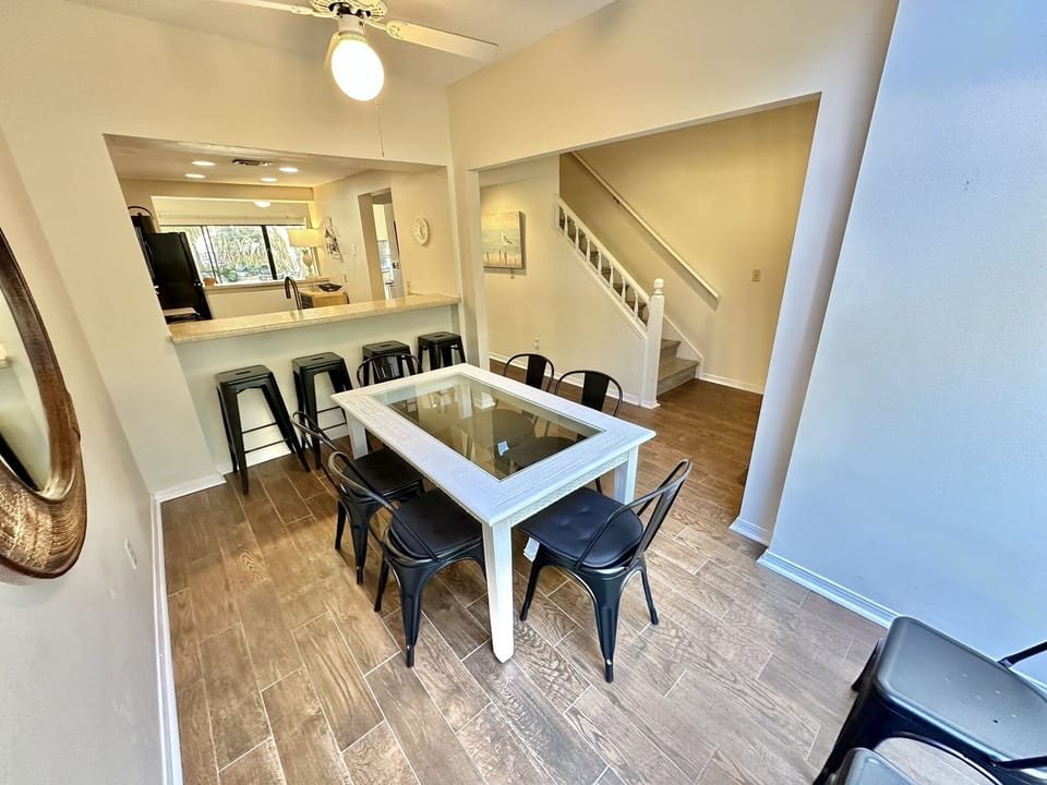 Dining area for 6