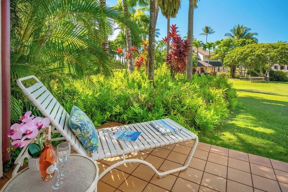 Kahala 514 Lounge Overlooking Lush Gardens