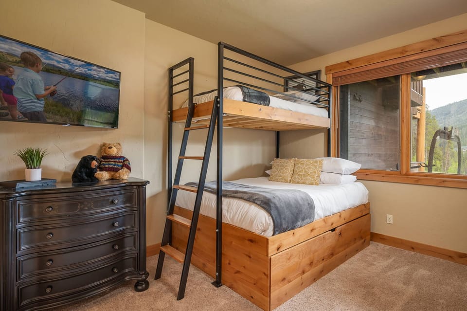 Twin/Queen & flat screen TV in the bunk room