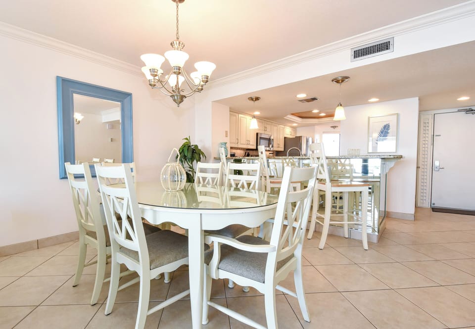 Edgewater 601 - Dining Area