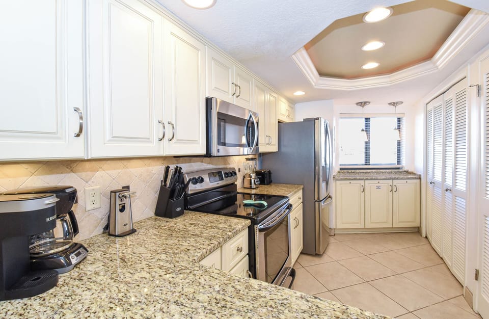 Edgewater 601 - Fully Equipped Kitchen